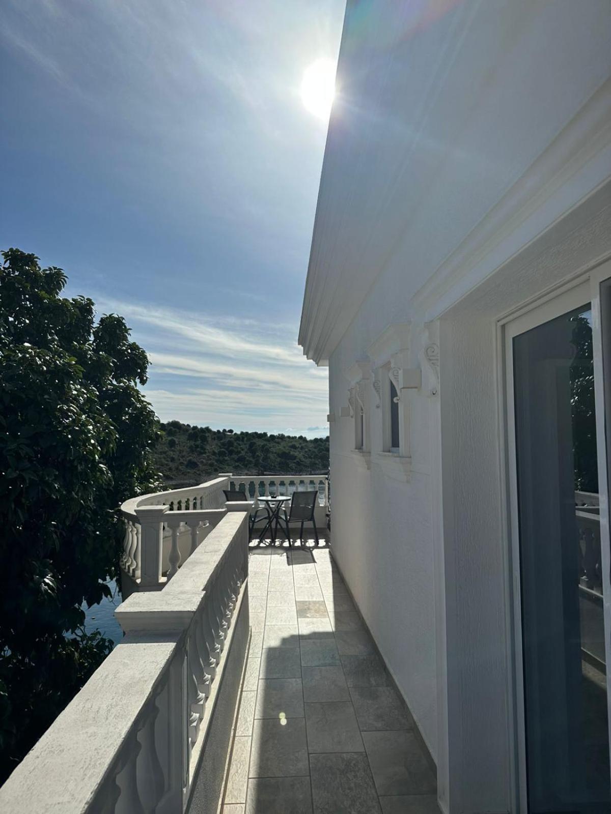 Luxury Villa Alisja Sarande With Private Beach ภายนอก รูปภาพ